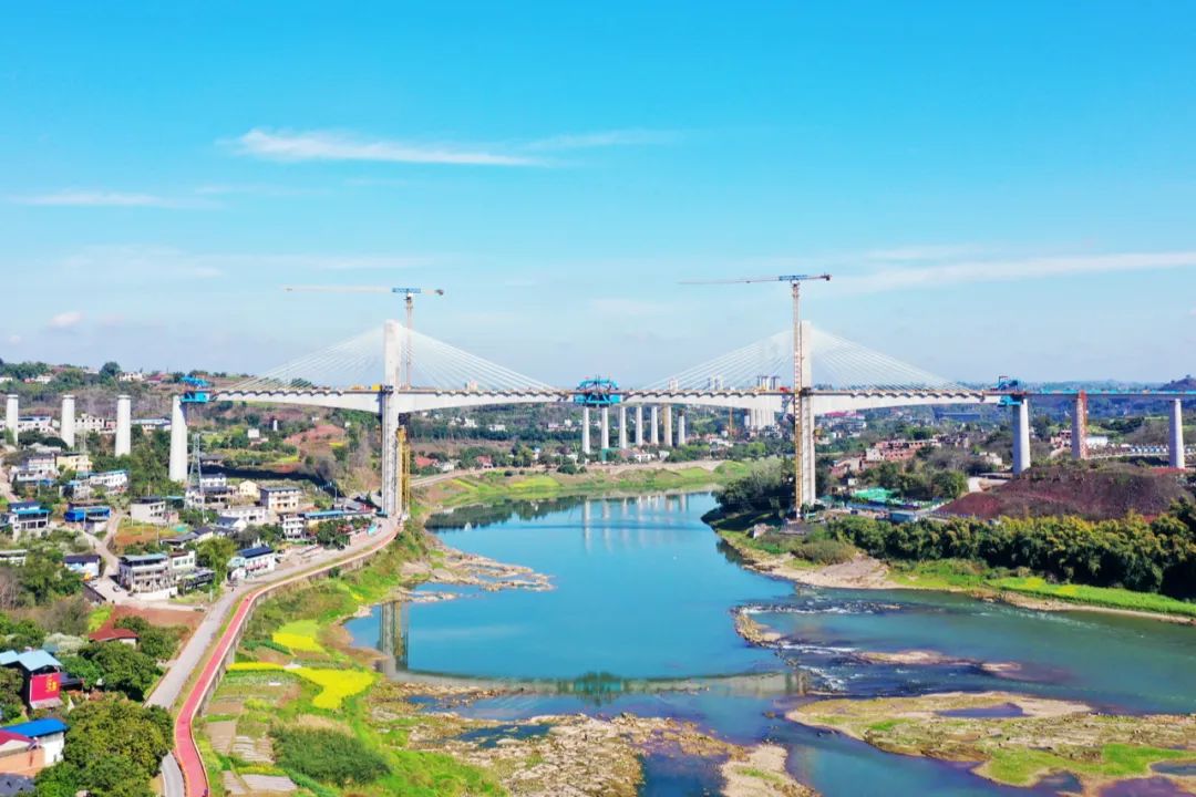國內(nèi)首座雙柱式V型橋塔、空間索面斜拉索的高速鐵路橋 | 渝昆高鐵瀘州沱江特大橋主跨順利合龍
