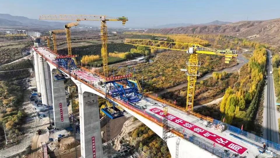 熱烈祝賀 | 中鐵電氣化局集團(tuán)集通鐵路電氣化改造項(xiàng)目最大跨度剛構(gòu)連續(xù)梁順利合龍